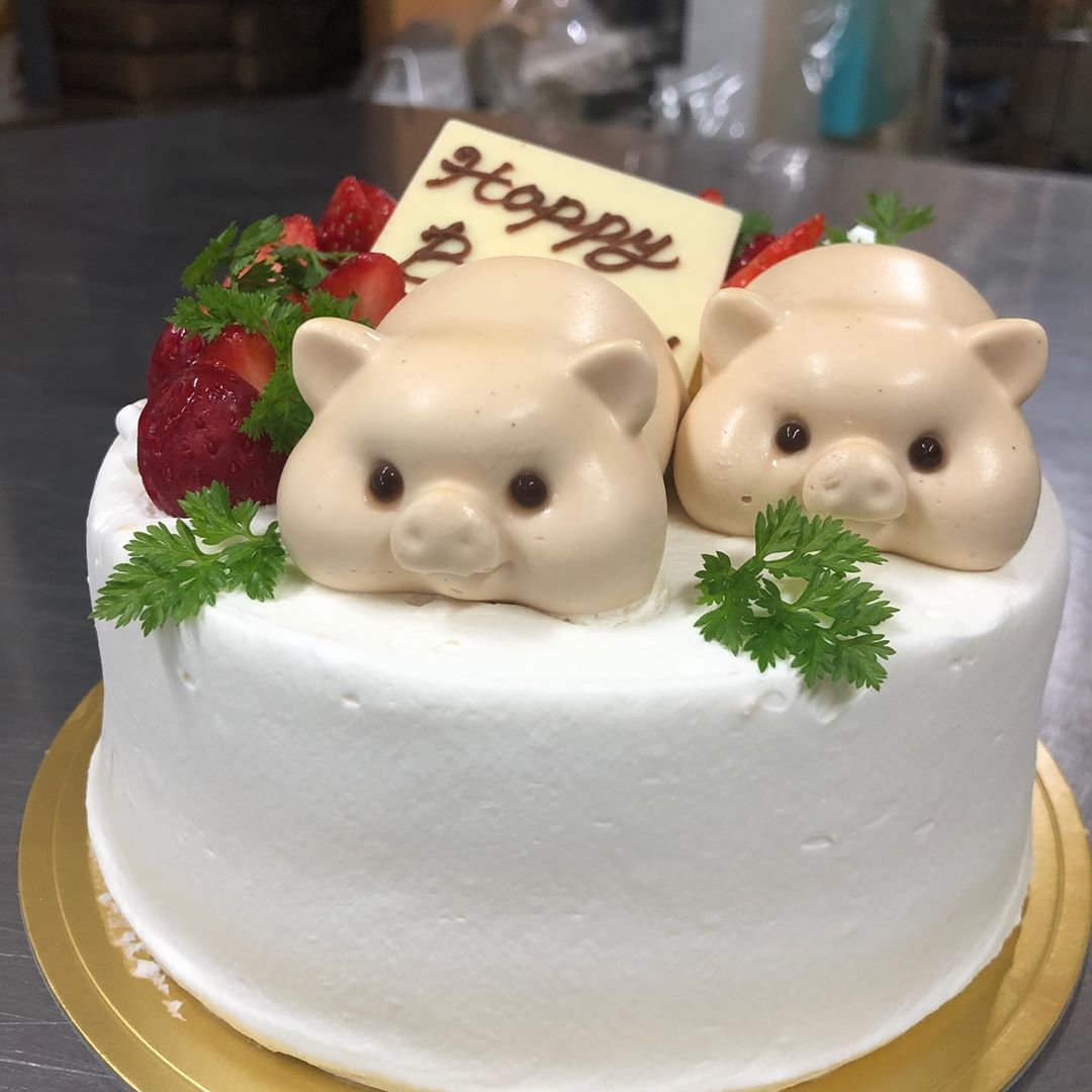 Parisian Perpetual pig royal milk tea birthday cake with strawberries