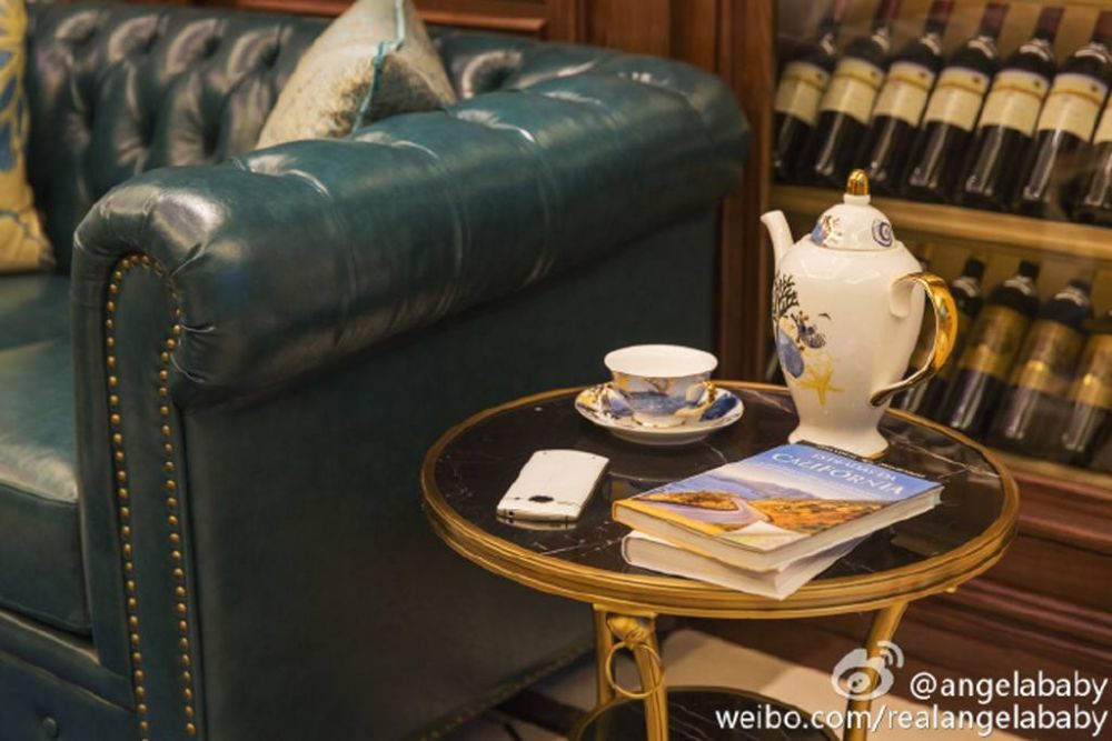 Angelababy's turquoise couch and side table
