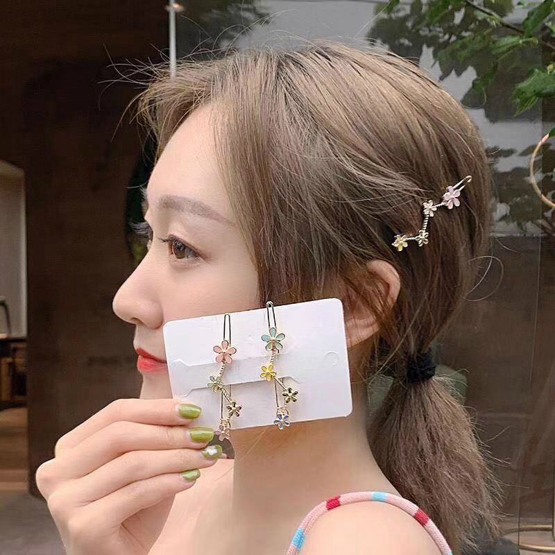 asian girl wearing Zig zag flower hair clip