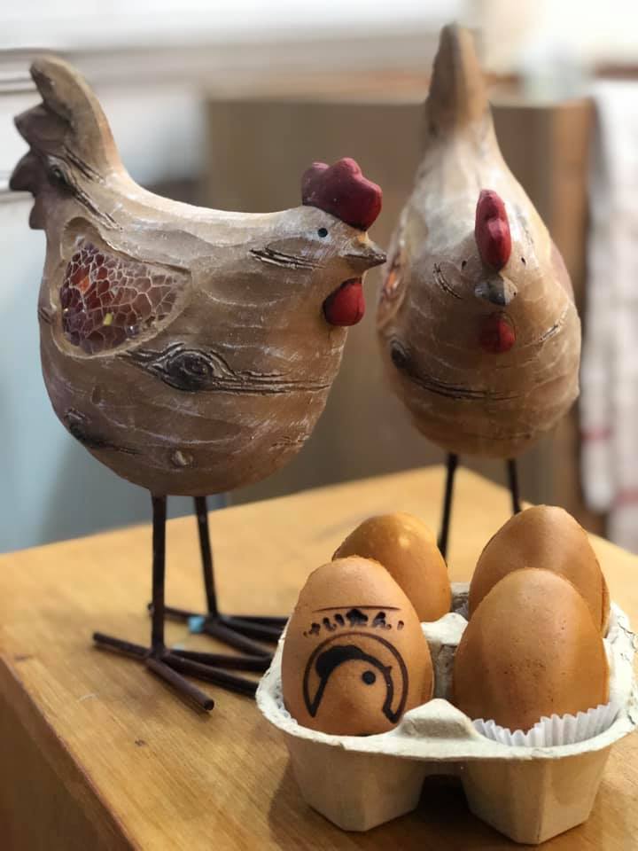 窩巢.雞蛋糕 WO CHAO egg cake in egg carton with chicken figures