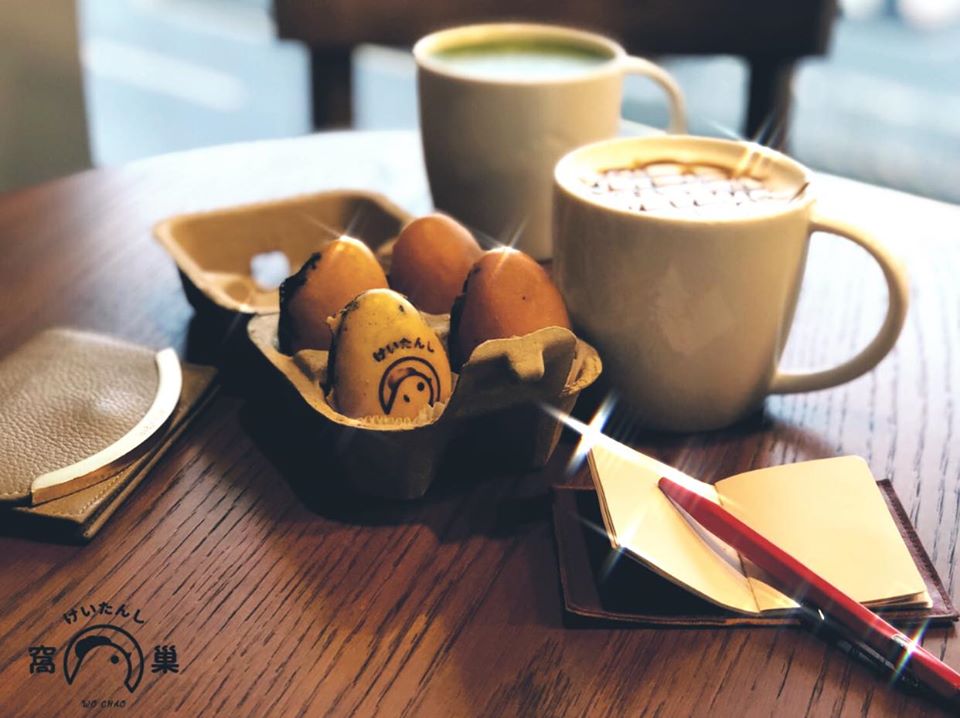 窩巢.雞蛋糕 WO CHAO egg cake in egg carton and drinks on table