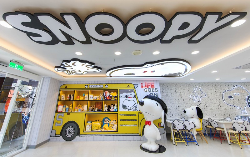 yellow school bus at Snoopy-themed 7-Eleven Taipei Taiwan