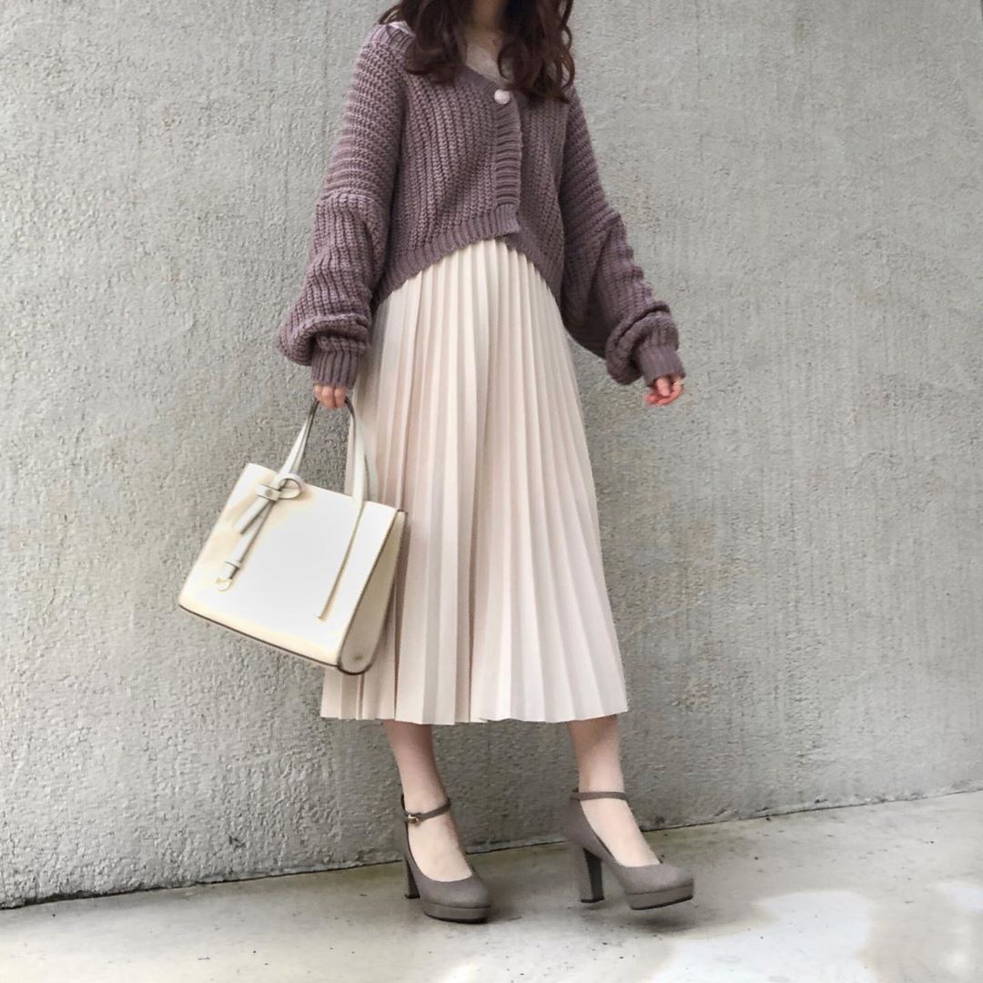 girl wearing brown cropped sweater and long skirt with heels