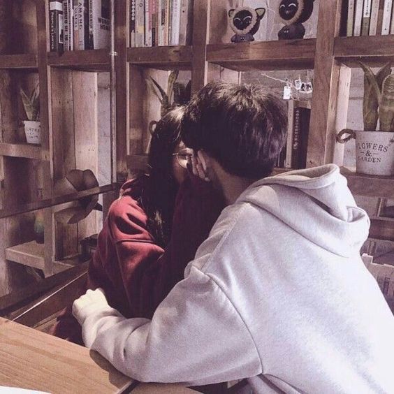 asian couple Face-to-face hug