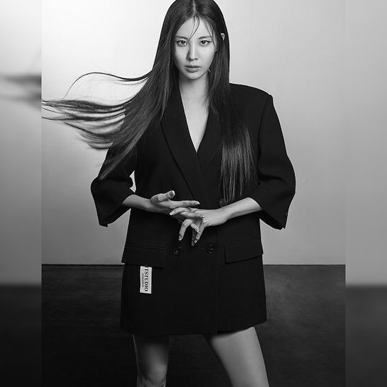 Seohyun wearing all black with straight hair