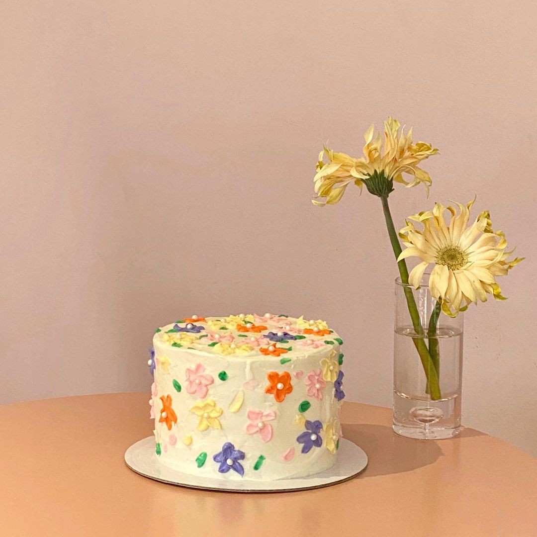 Dore Dore Cafe minimalist floral cake