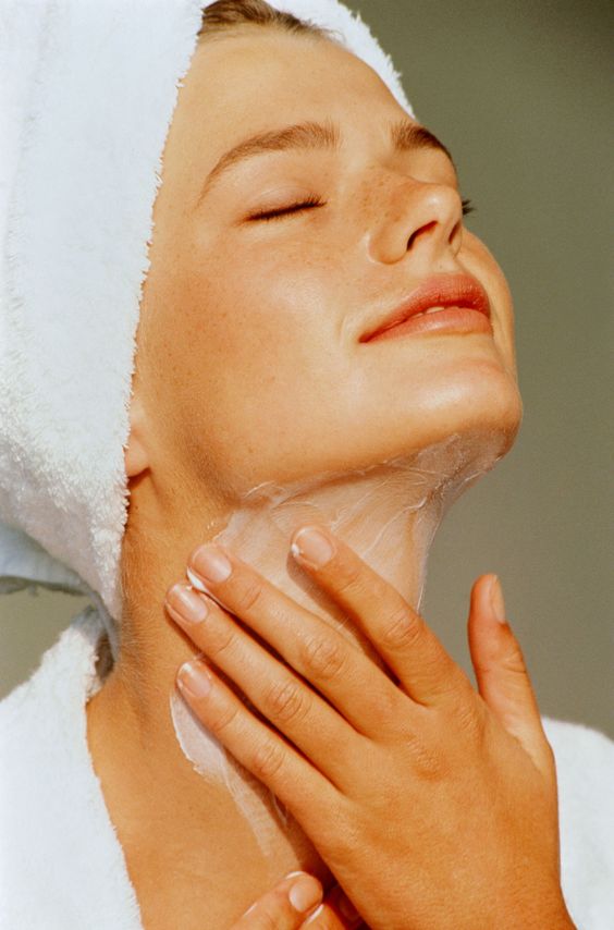 Rubbing cream on neck to reduce wrinkles