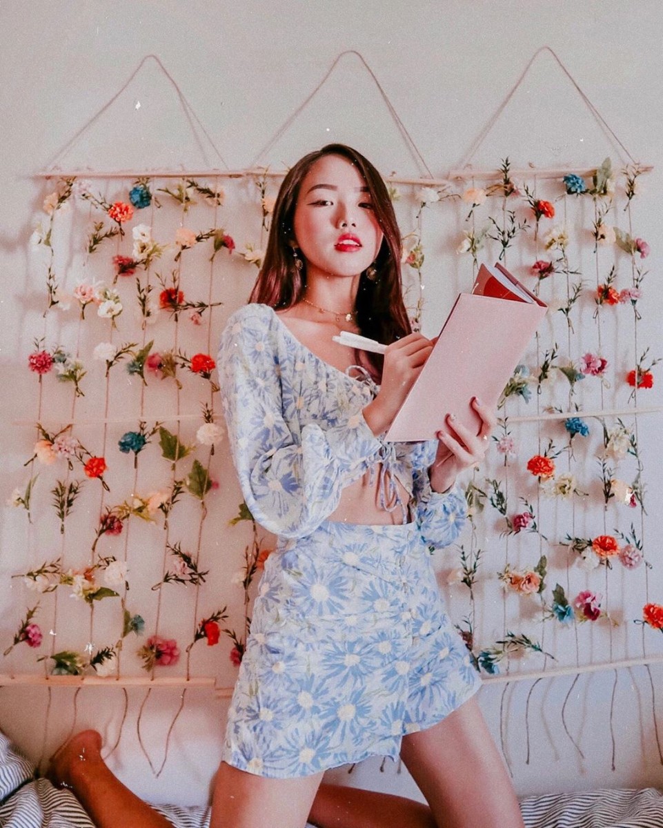Flower wall bedroom trend
