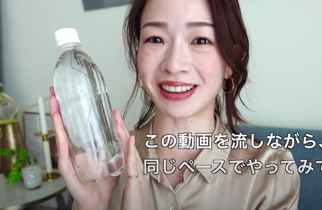 Ishii Ami model holding a water bottle
