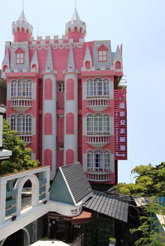 exterior of pink 温莎公主城堡 Windsor Princess Castle Manor