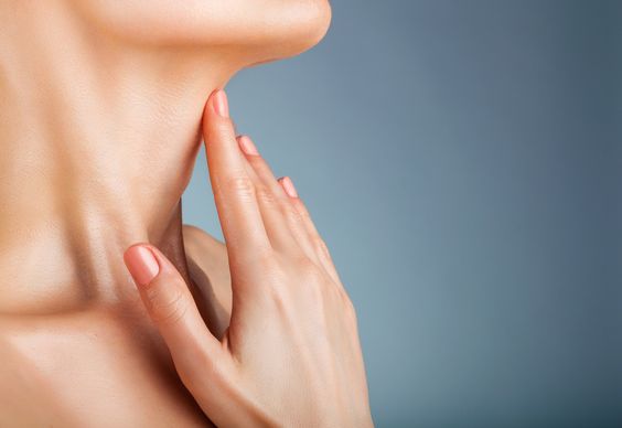 Moisturising neck to prevent neck lines