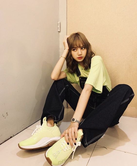BLACKPINK Lisa posing