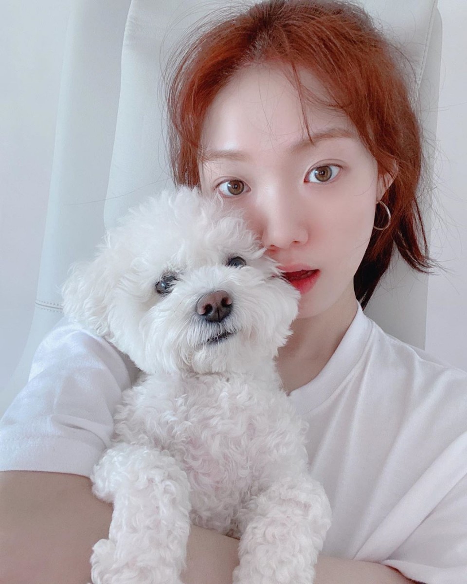 Lee Sungkyung and a white puppy