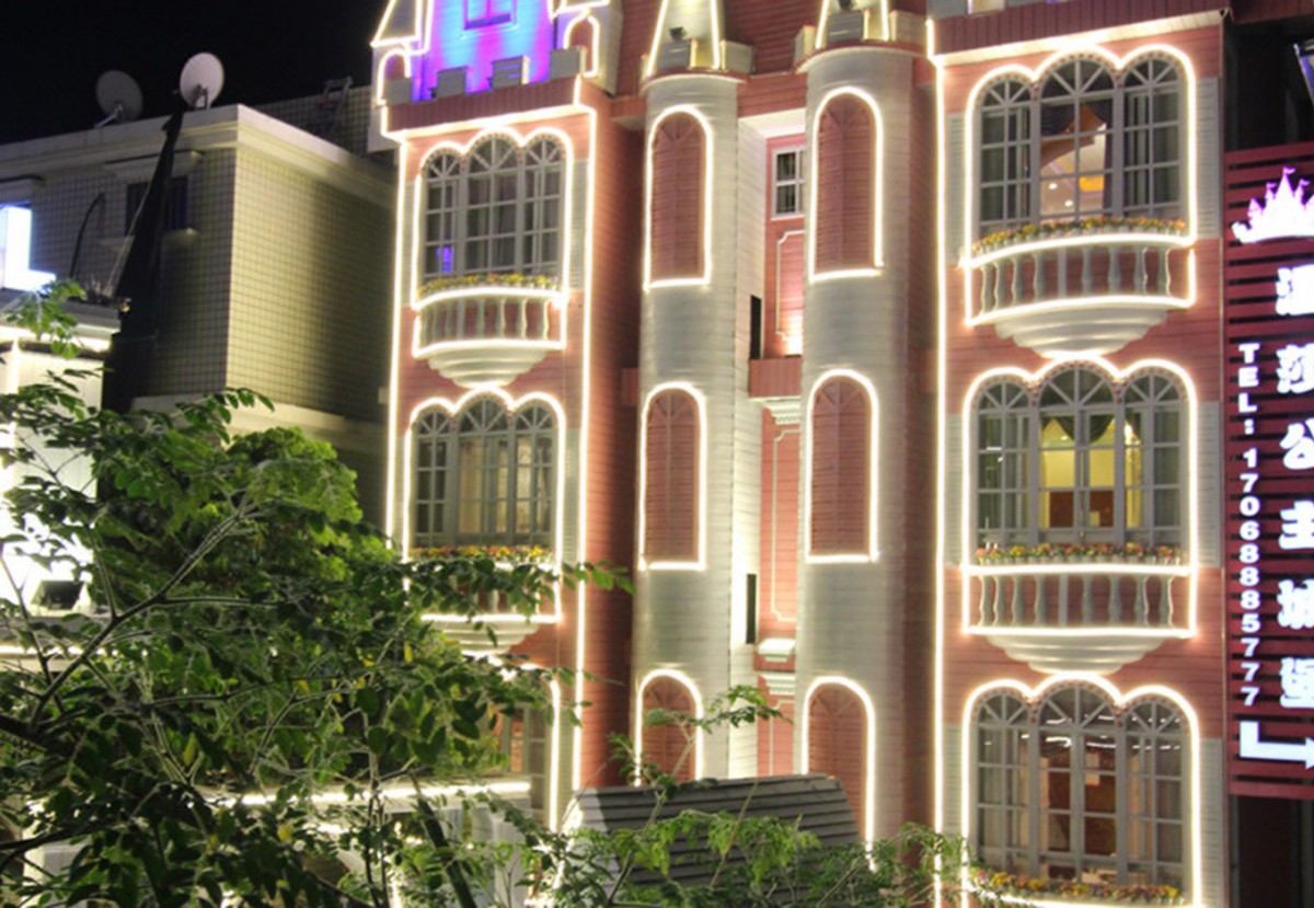 nighttime lights at exterior of pink 温莎公主城堡 Windsor Princess Castle Manor