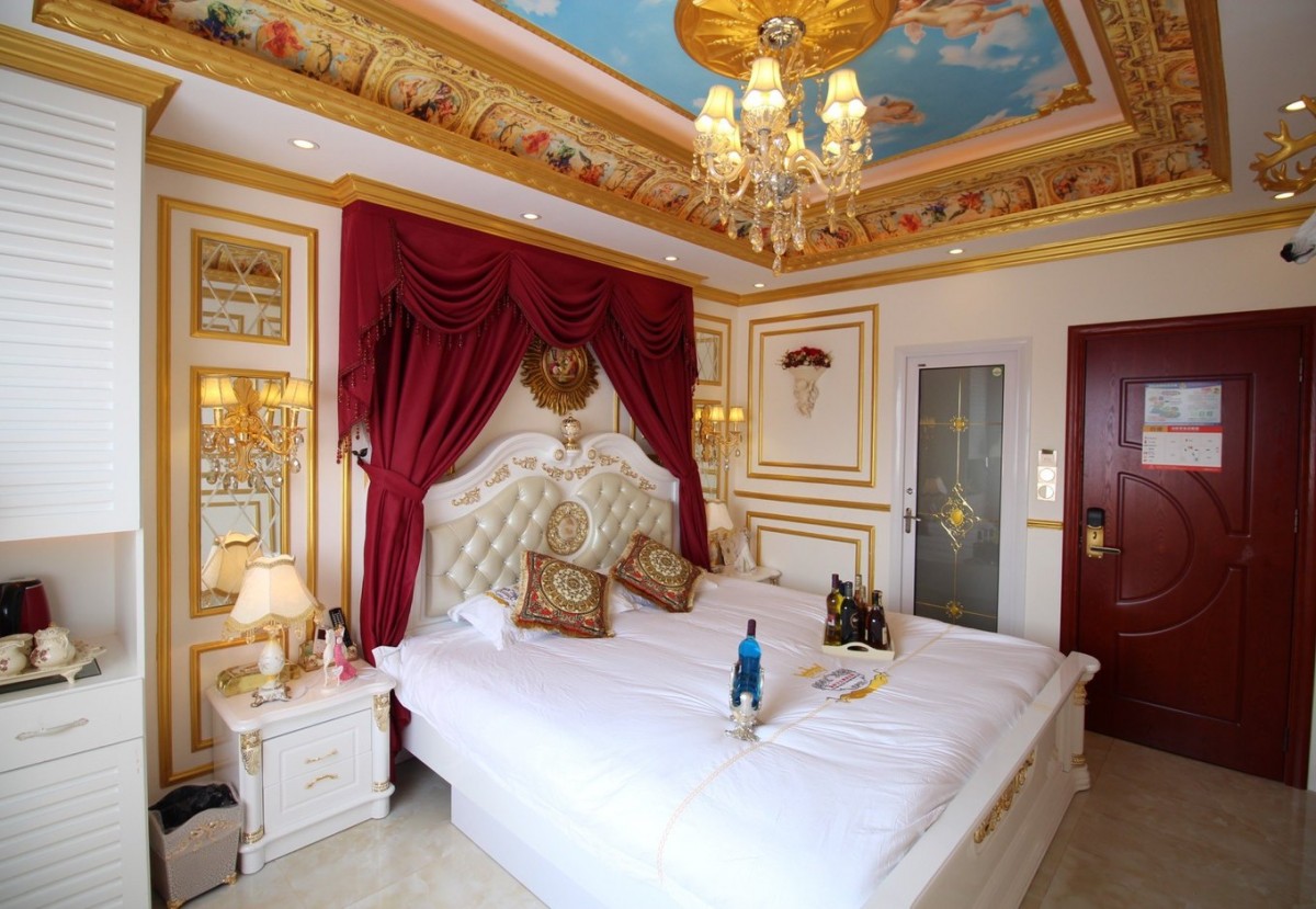 red and gold bedroom in 温莎公主城堡 Windsor Princess Castle Manor
