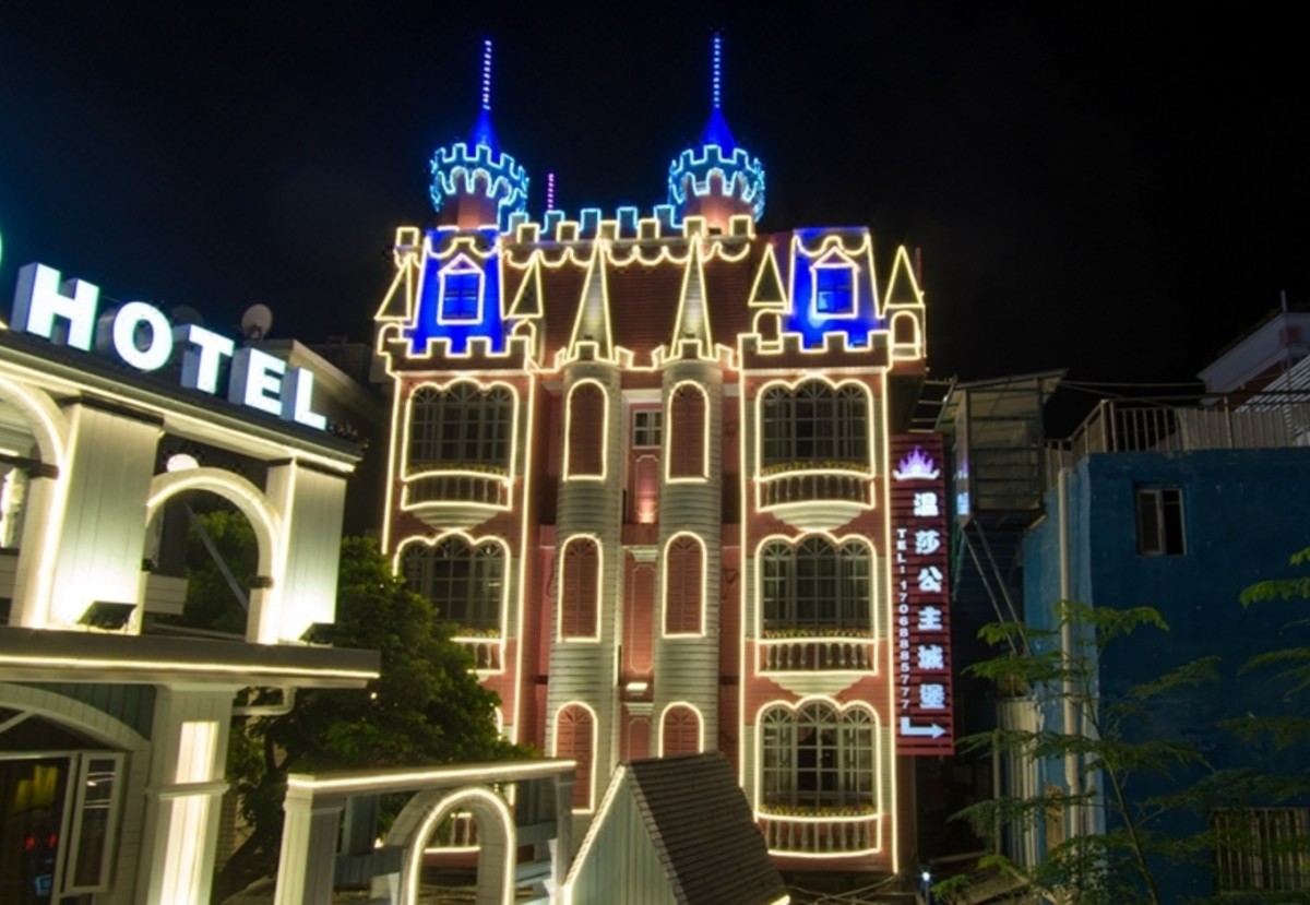 nighttime lights at exterior of pink 温莎公主城堡 Windsor Princess Castle Manor