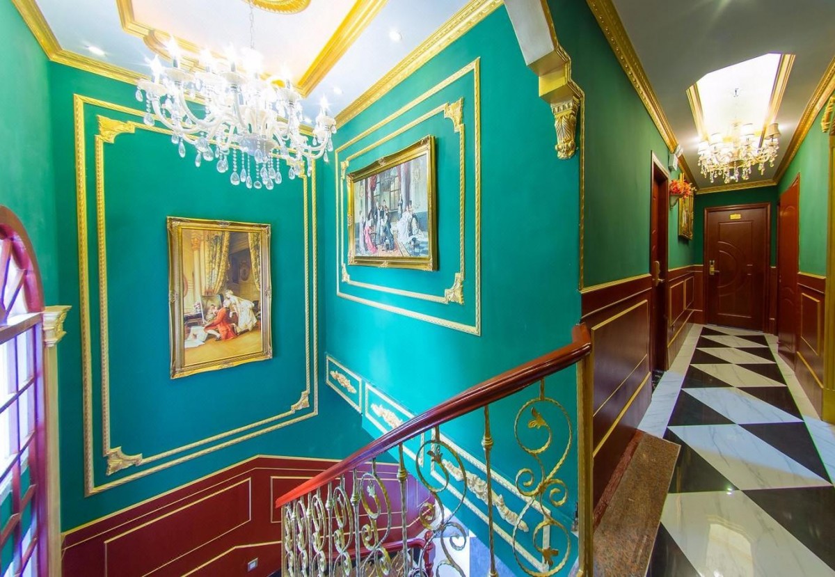 green stairway of 温莎公主城堡 Windsor Princess Castle Manor