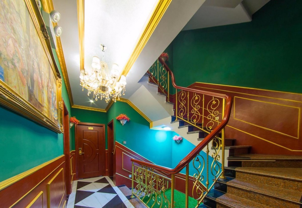 green stairway of 温莎公主城堡 Windsor Princess Castle Manor