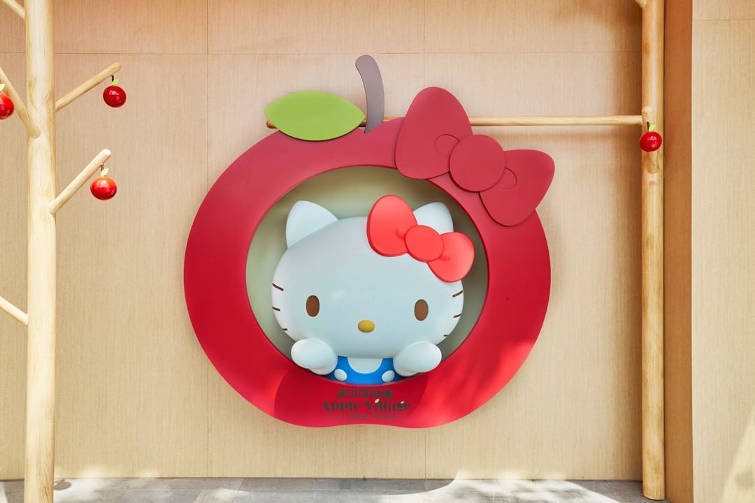 Hello Kitty statue