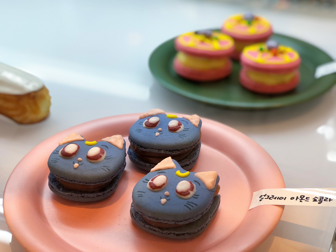 sailor moon cat luna macarons