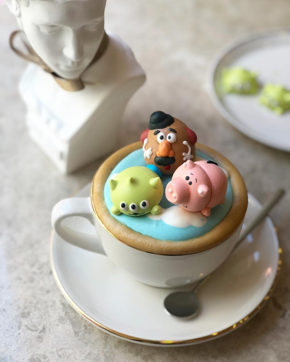 toy story alien pig 3d meringue art latte