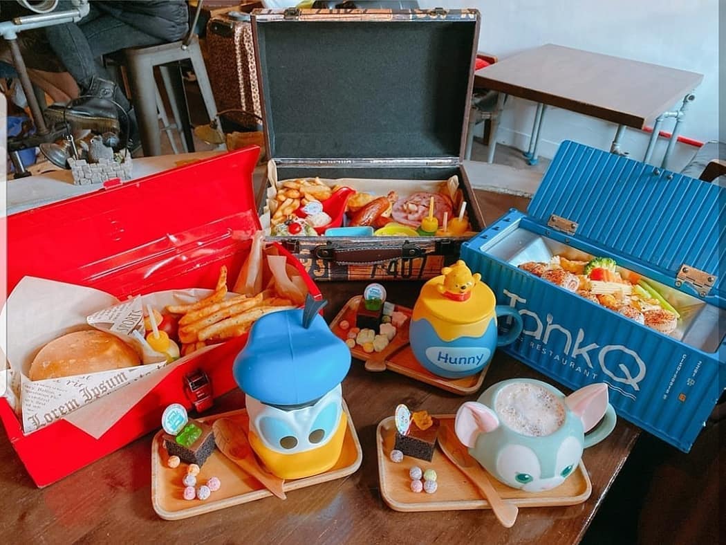 TankQ Cafe & Bar food in trunk with Daffy Duck and gelatoni cups