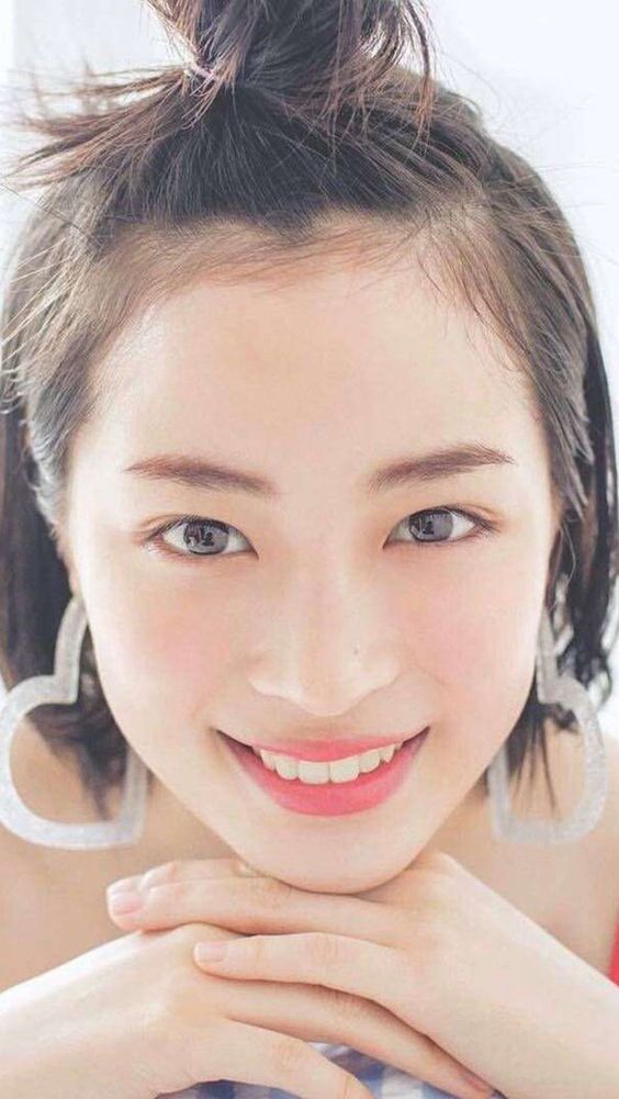 Japanese girl magazine pictorial 