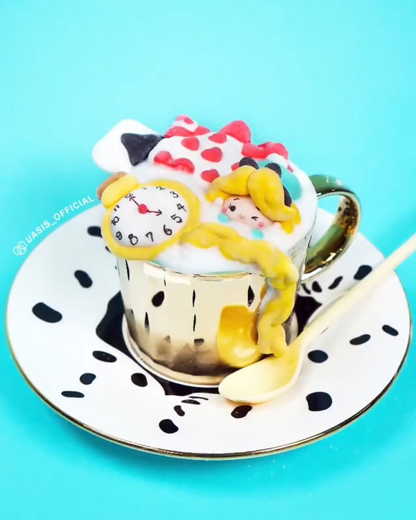 Alice in wonderland 3d meringue art latte