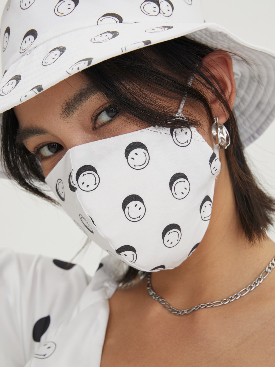 Pomelo x Smiley white polka dot face mask