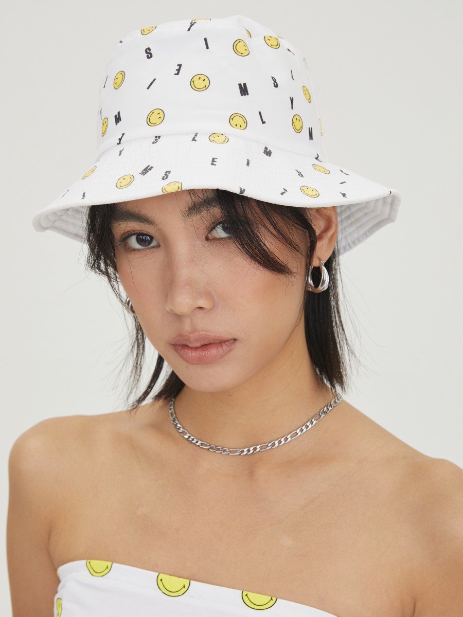 Pomelo x Smiley typo bucket hat white