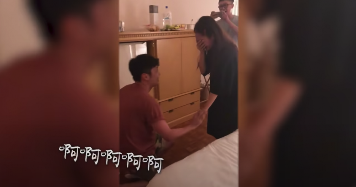 Li Ronghao proposing to Rainie Yang