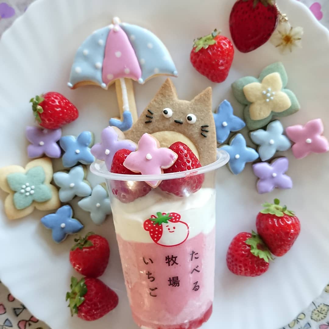 totoro cookie with umbrella on ice cream