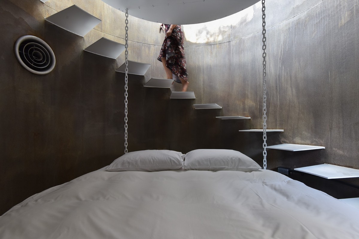 inside interior bedroom of nine trees forest house La Felicità 九樹森林 iron barrel hotel rooms