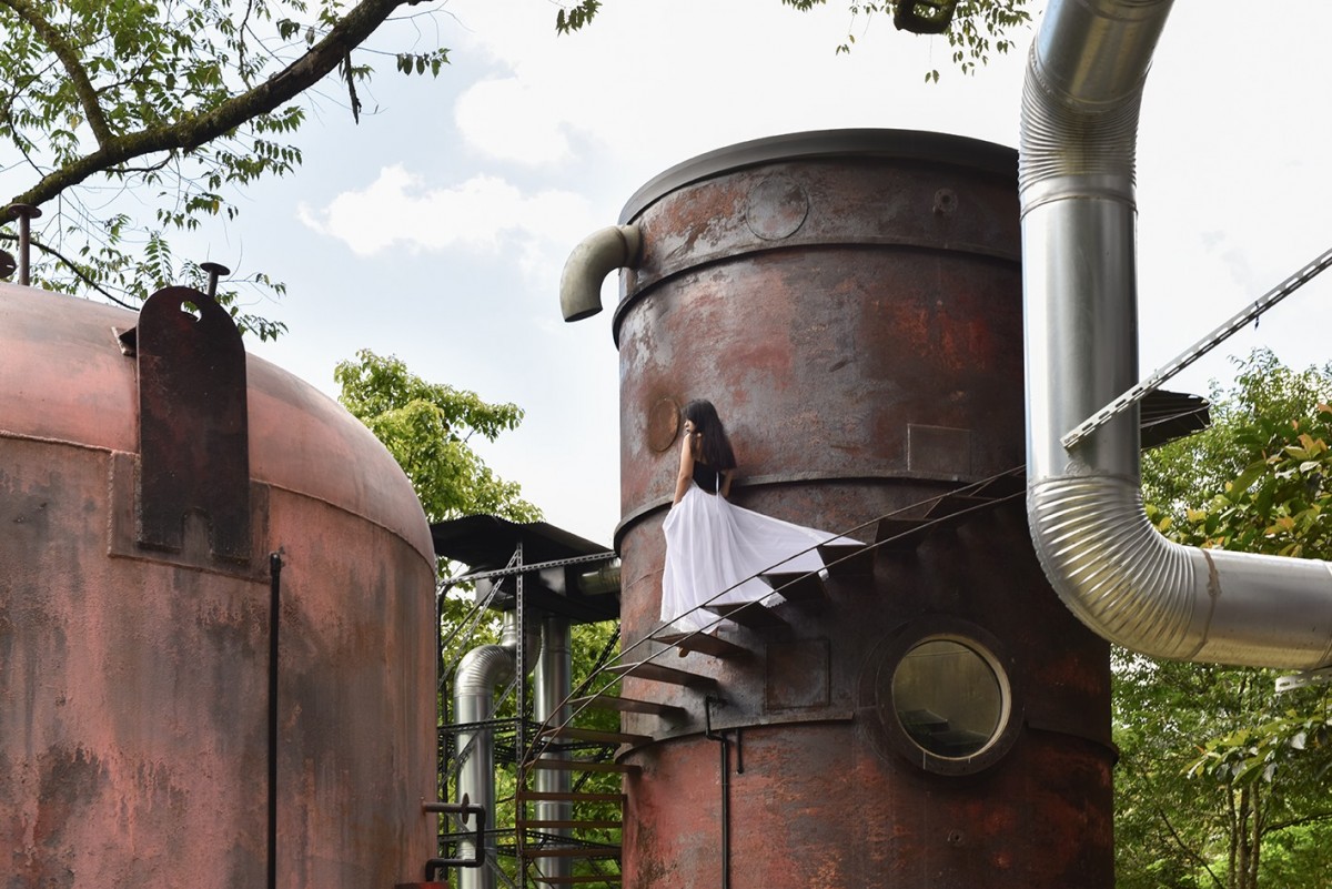 external stairs of inside interior of nine trees forest house La Felicità 九樹森林 iron barrel hotel rooms