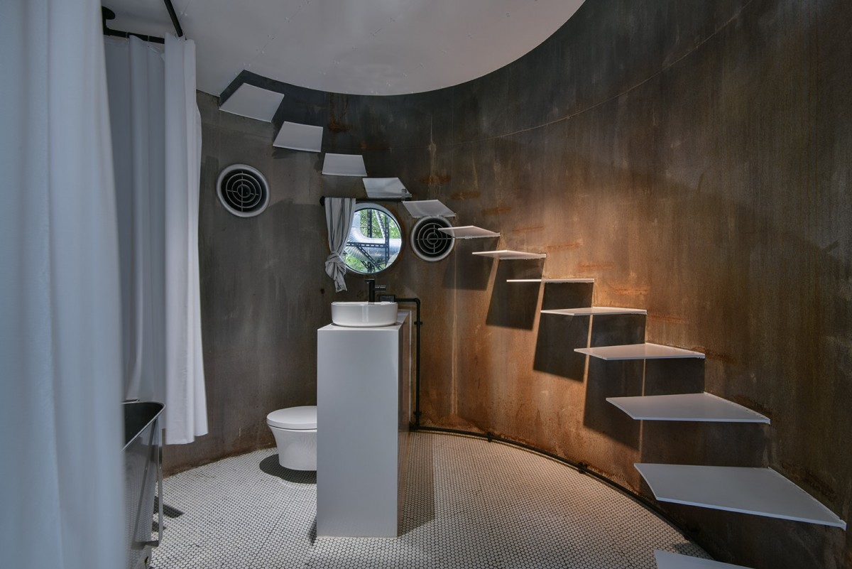 inside interior bathroom of nine trees forest house La Felicità 九樹森林 iron barrel hotel rooms