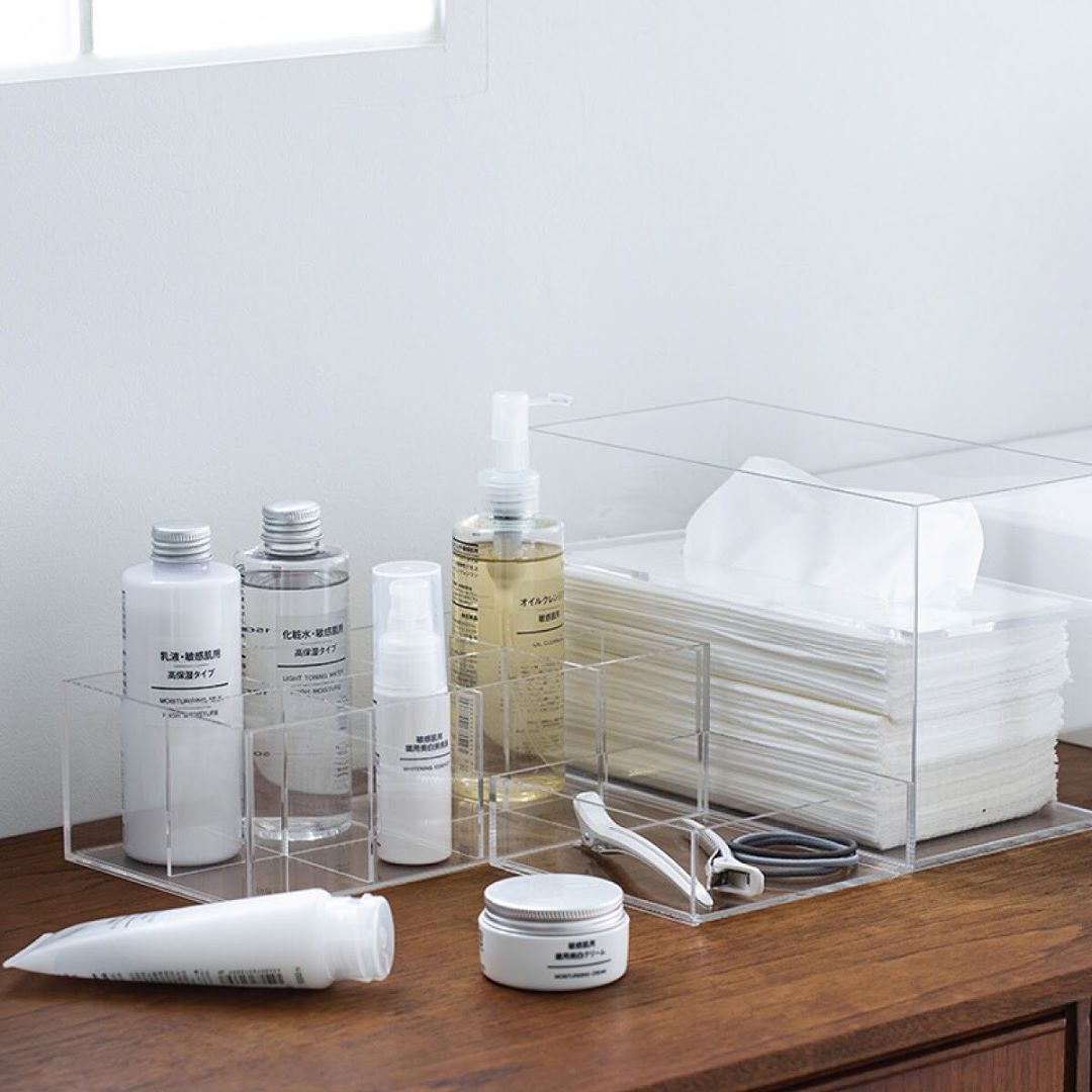 Muji's acrylic case for toileties