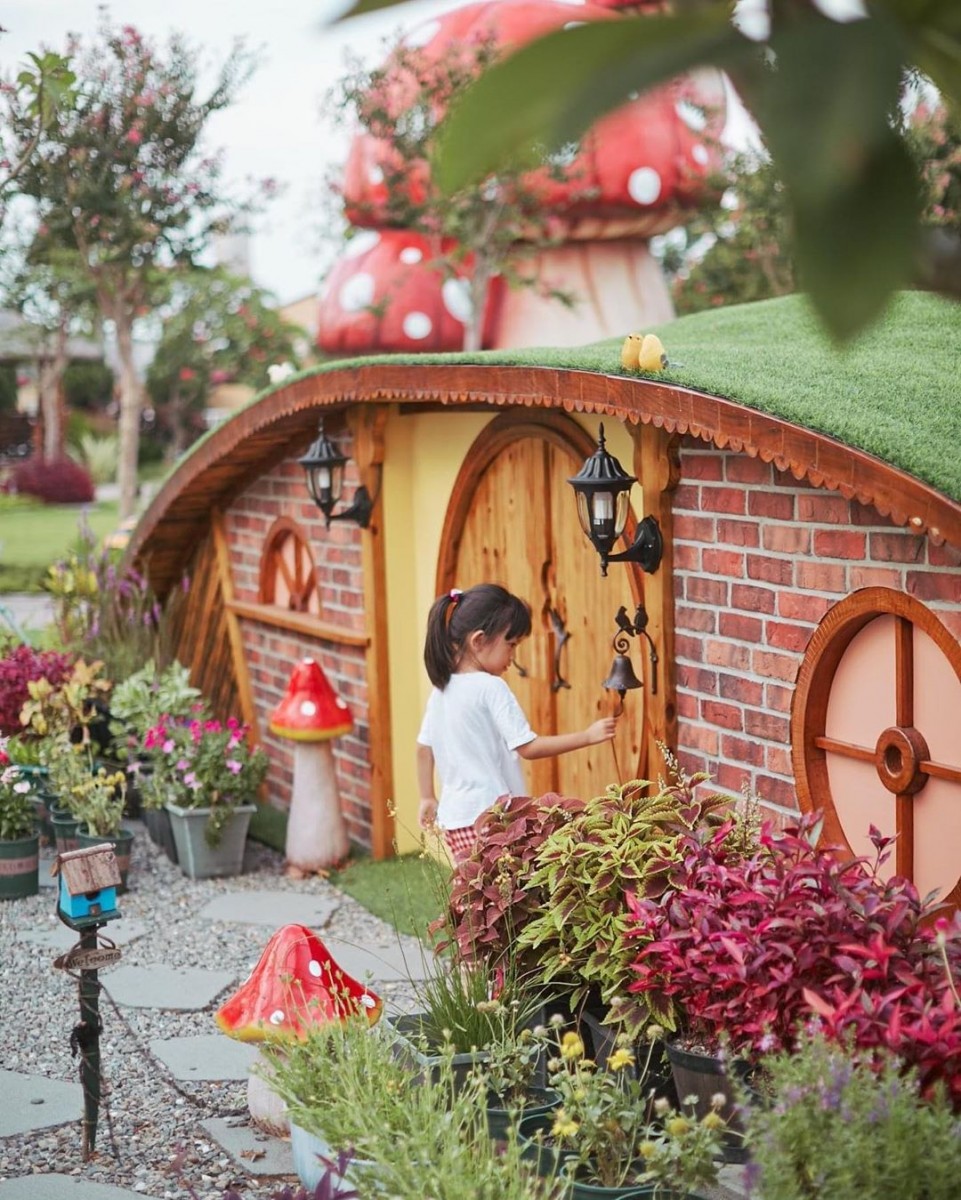 hobbit house at Three Little Pigs Sightseeing Farm in chiayi, taiwan