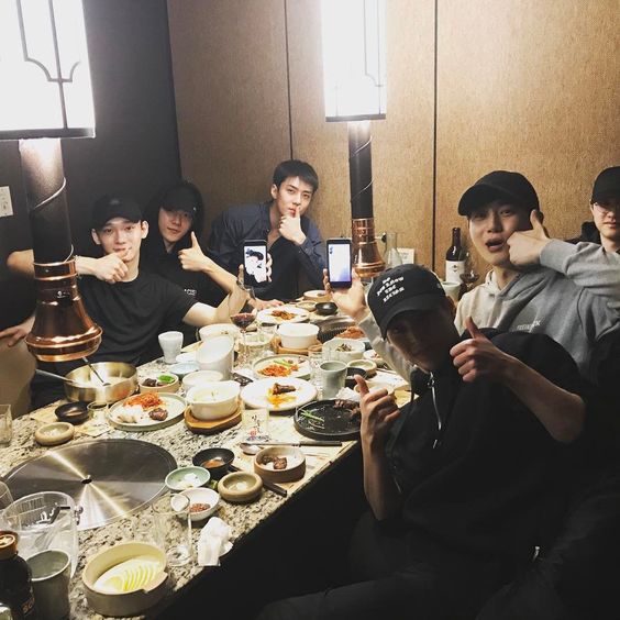 kpop idol boys eating korean food