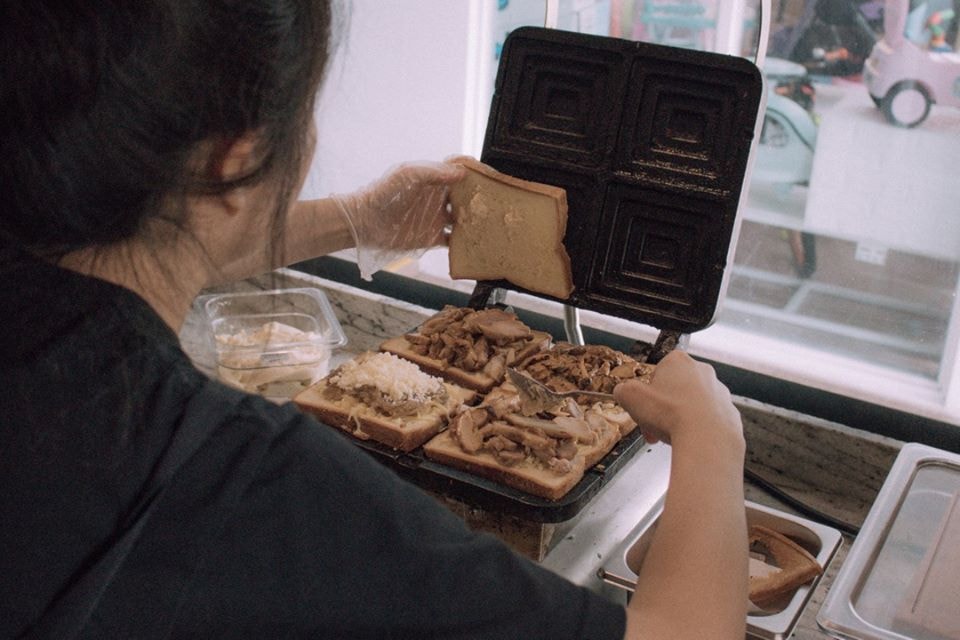 making jaffles in iron at Amber Ember