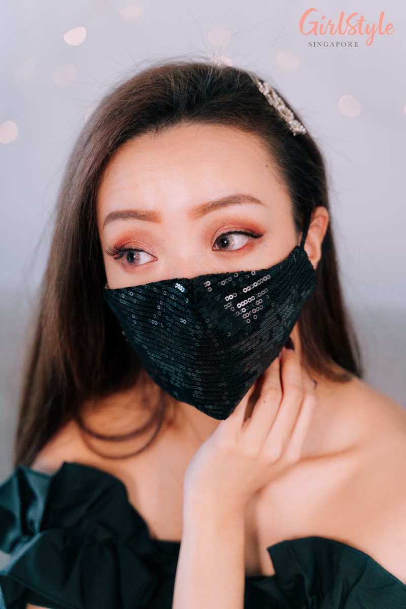 Smoky glittery eye look
