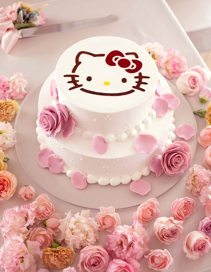 Escrit hello kitty themed wedding cake