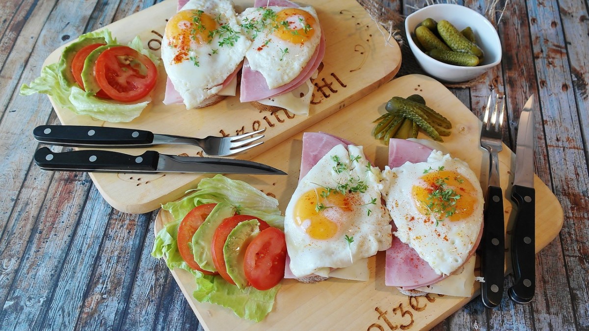 eggs and ham on toast with salad