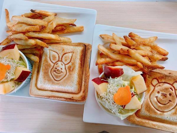 piglet and pooh sandwiches in Winnie-The-Pooh-Themed YUME coffee shop