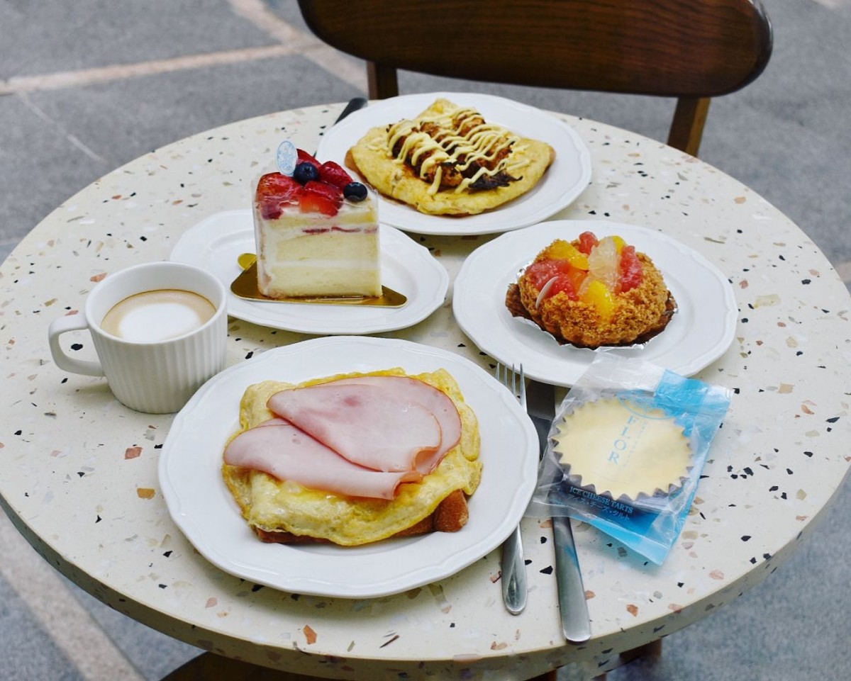 FLOR Pâtisserie strawberry cake and tarte