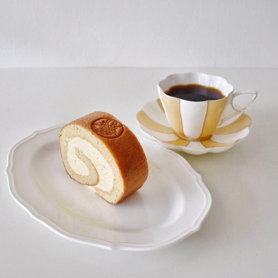 FLOR Pâtisserie signature roll set with drink