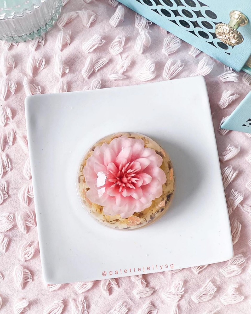 Individual floral jelly mooncake