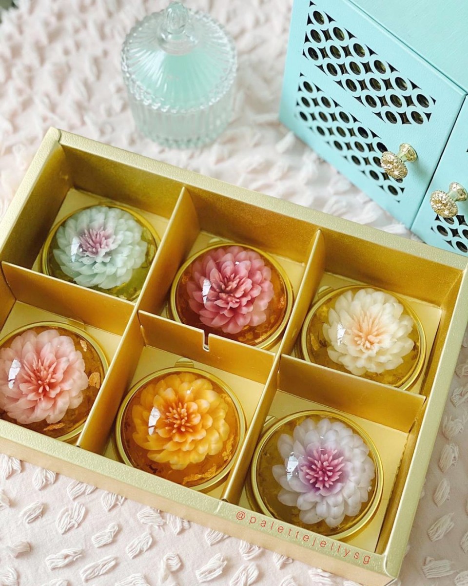 Floral jelly mooncakes in gold box