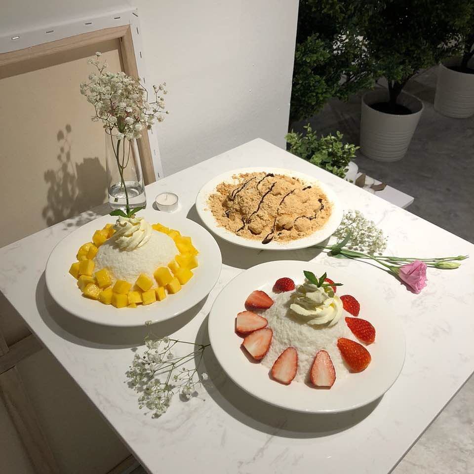 PLUSEIGHTTWO cafe Korean-style bingsu with strawberries and banana