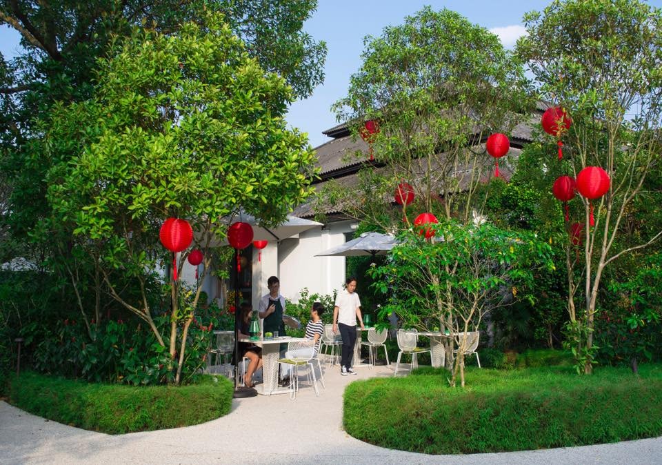 COMO Cuisine outdoor dining area