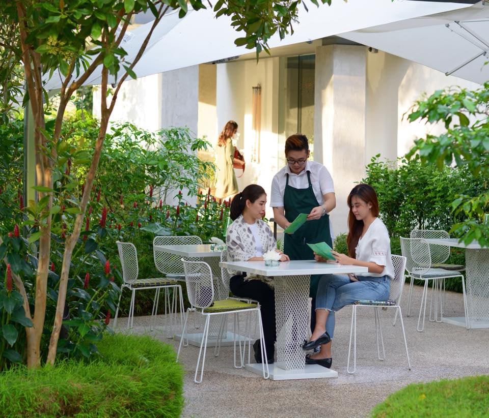 COMO Cuisine outdoor dining area